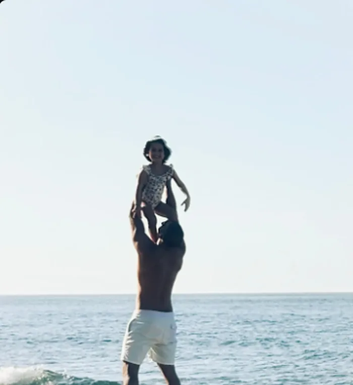Pedro Carimo a brincar com a filha na praia